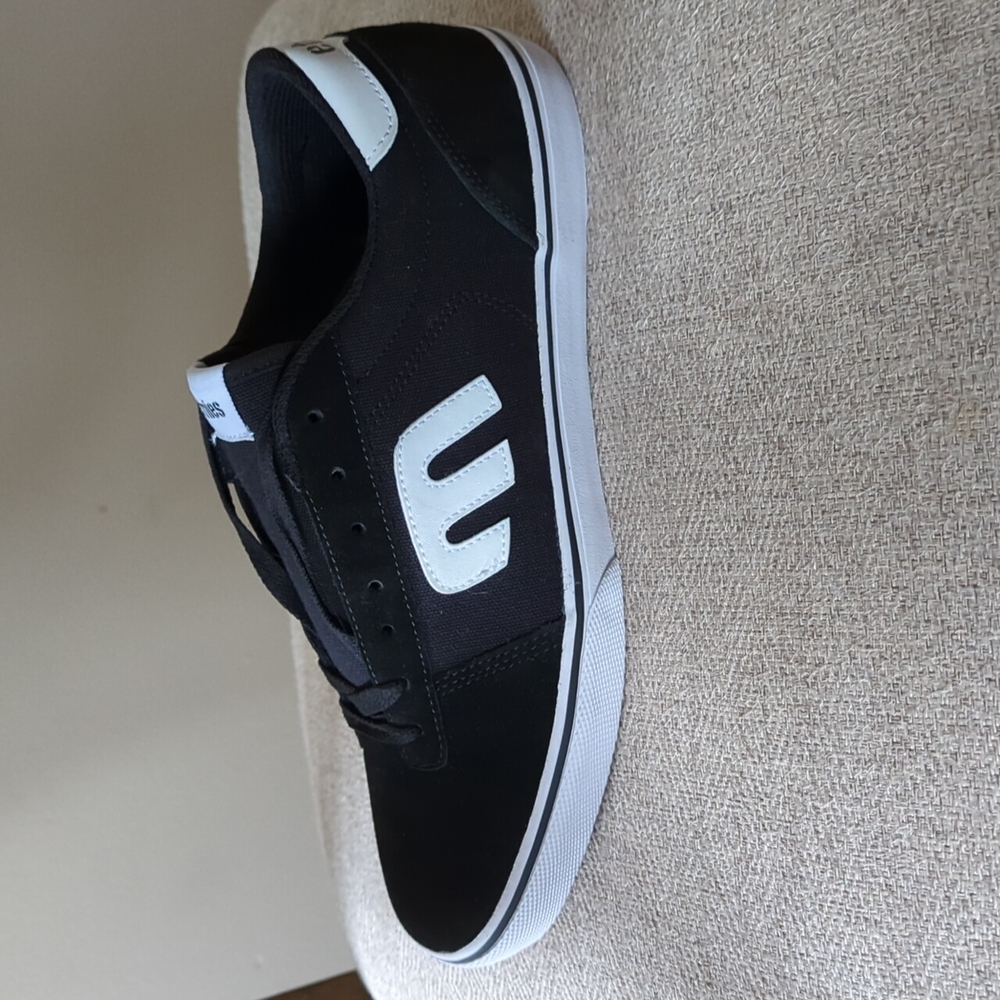Men's black Etnies shoes size 10